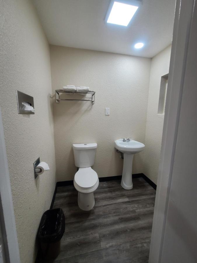 Majestic Inn & Suites Klamath Falls Bagian luar foto